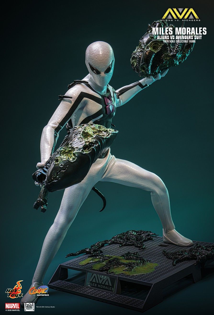 HOT TOYS ALIENS VS AVENGERS MILES MORALES AVA SUIT CMS027