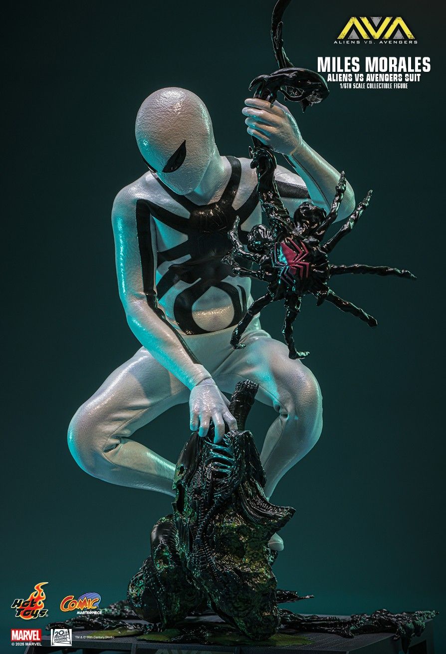 HOT TOYS ALIENS VS AVENGERS MILES MORALES AVA SUIT CMS027