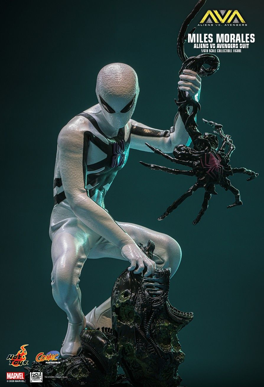 HOT TOYS ALIENS VS AVENGERS MILES MORALES AVA SUIT CMS027