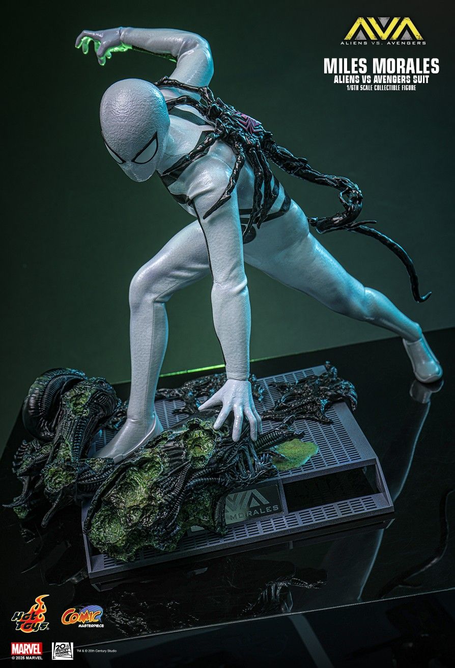 HOT TOYS ALIENS VS AVENGERS MILES MORALES AVA SUIT CMS027